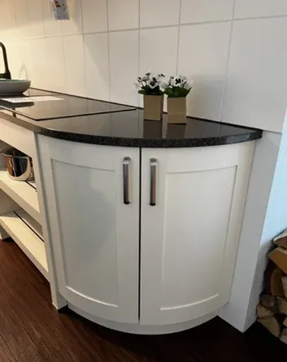 Landhausküche mit echter Granitplatte - in Kaufbeuren Koje 29